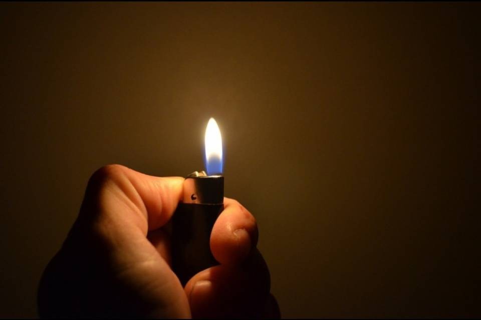 Folle dà fuoco ai capelli di una poliziotta