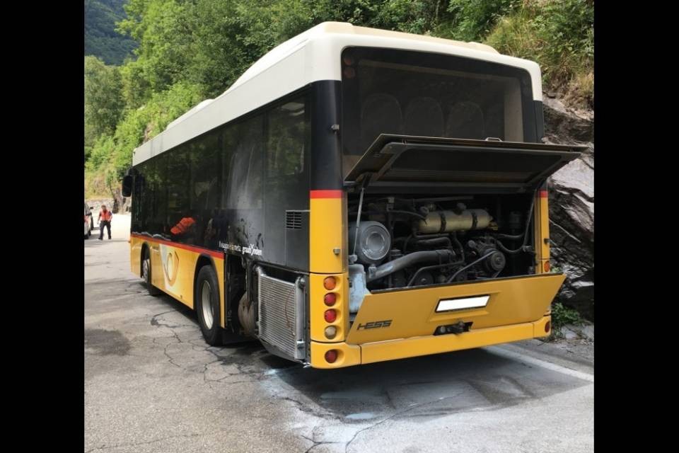 Principio d'incendio per un'autopostale a Castaneda