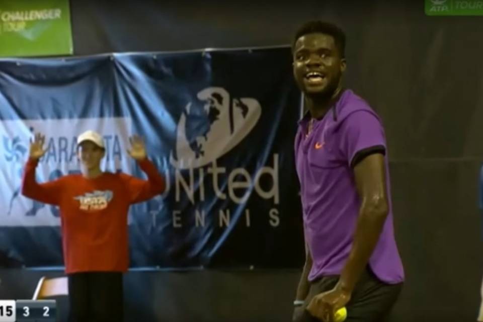 Amanti focosi interrompono una partita di tennis