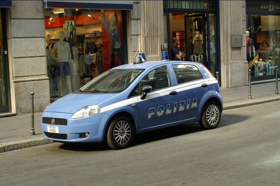 Como, ivoriano lancia pietre e aggredisce una donna