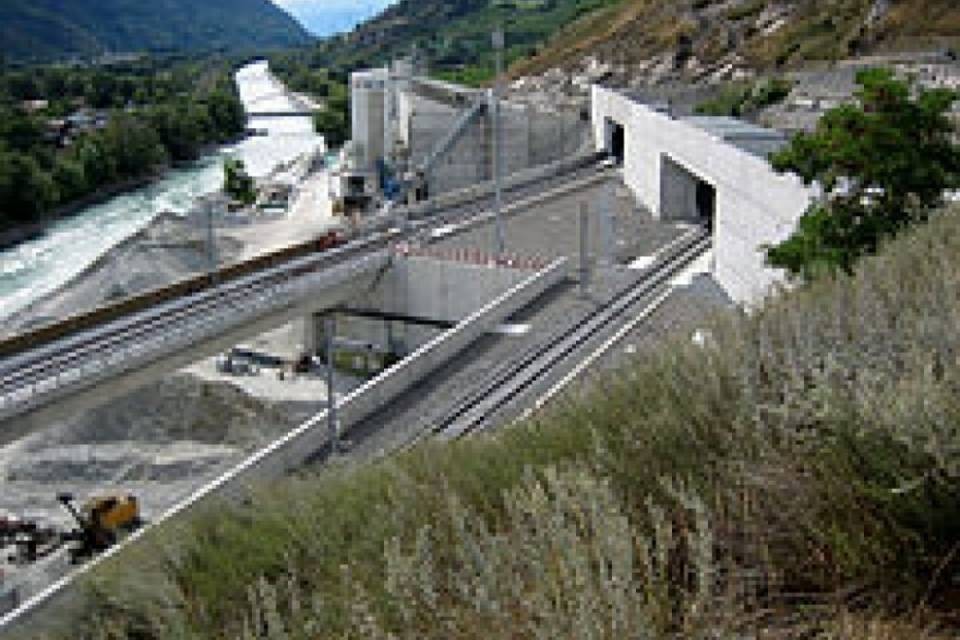 Treno bloccato nella galleria del Lötschberg