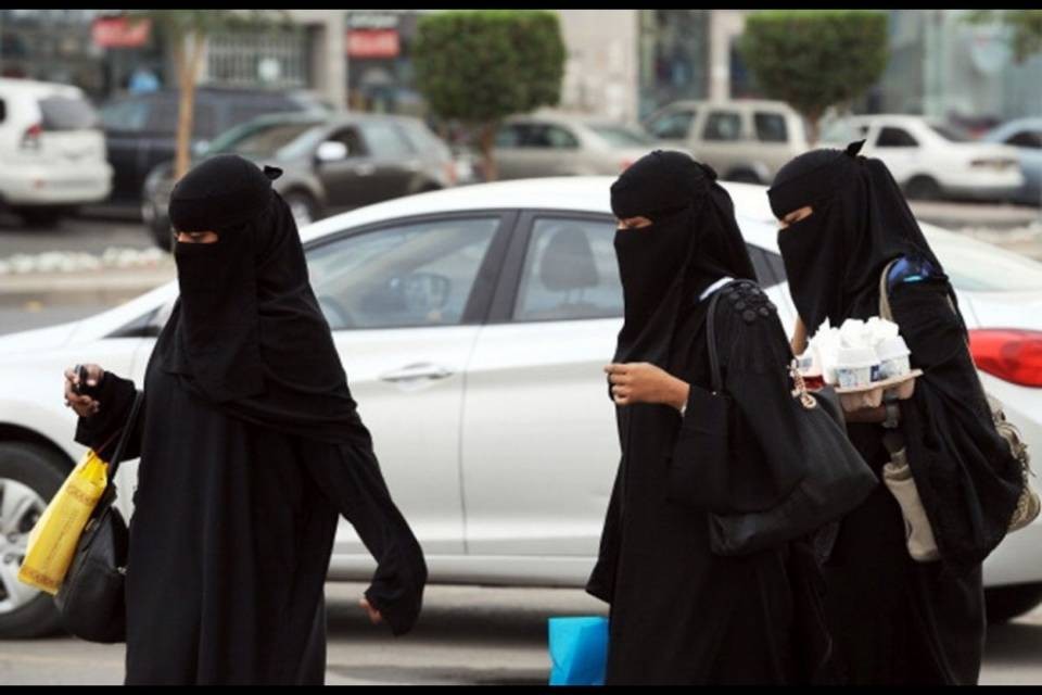 Arabia Saudita: le donne potranno andare in tre stadi