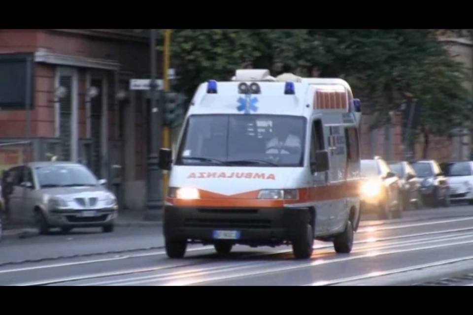 Scende dal seggiolino ed esce dall'auto, muore bimbo