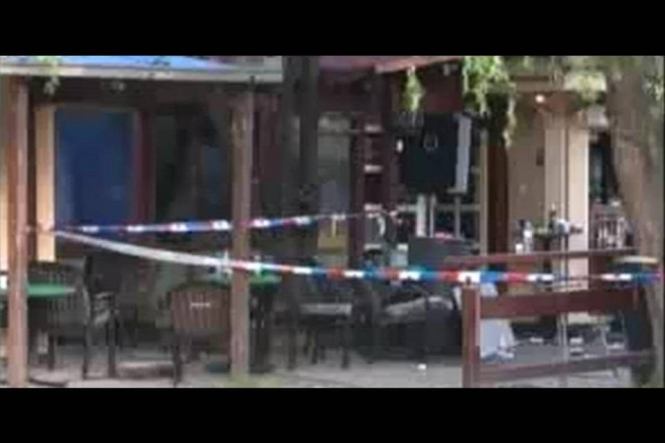 Spari in un caffé, cinque morti