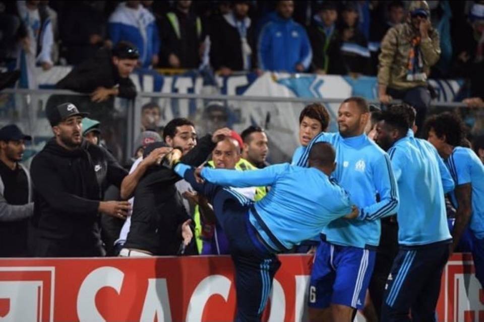 Incredibile, Patrick Evra espulso prima del fischio d'inizio
