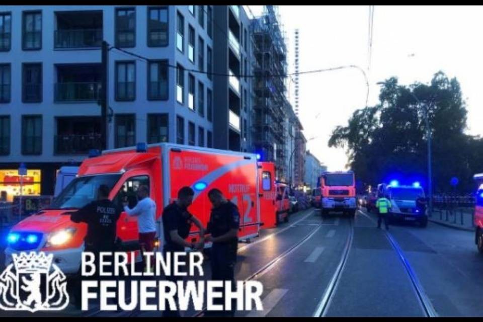 Auto in corsa su un marciapiede a Berlino, quattro morti
