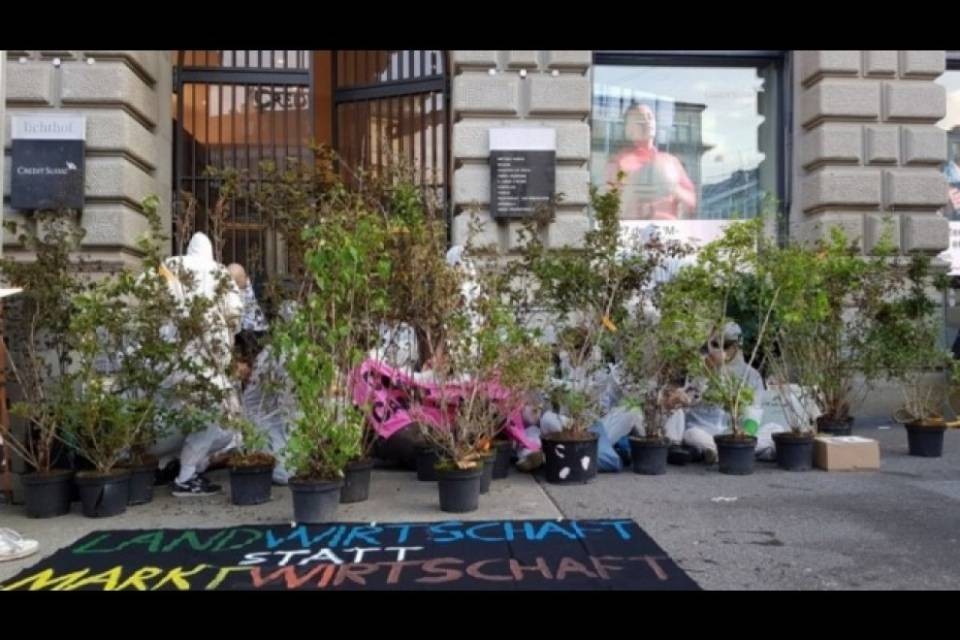Protesta al Credit Suisse, gli attivisti fermati ancora in cella