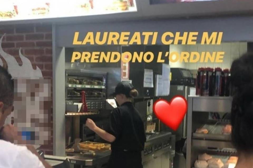Manny Fresh sfotte: "Al Burger King laureati che mi prendono l'ordine"