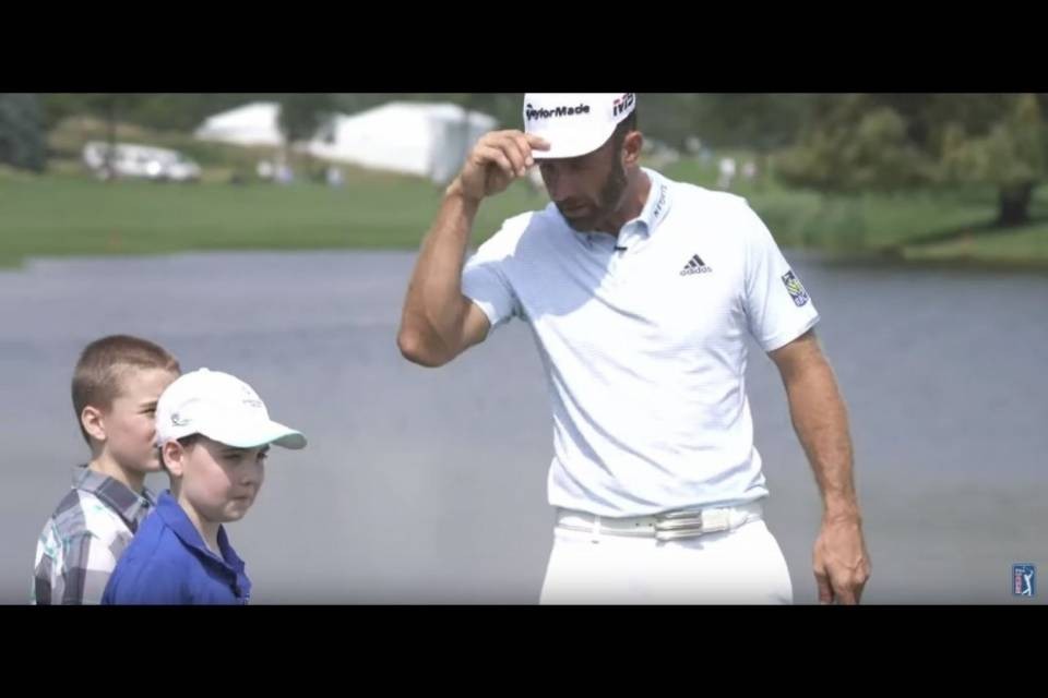 Invita la bambina malata sul percorso di golf