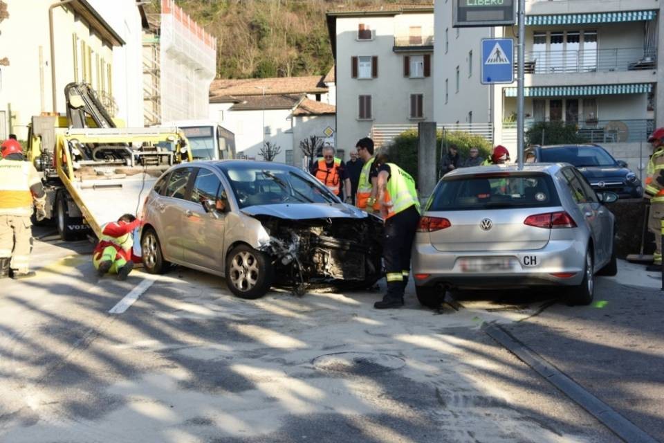Mendrisio, due feriti leggeri in un incidente
