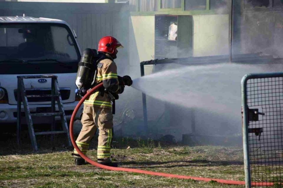 Fiamme all'esterno di una carrozzeria a Giubiasco
