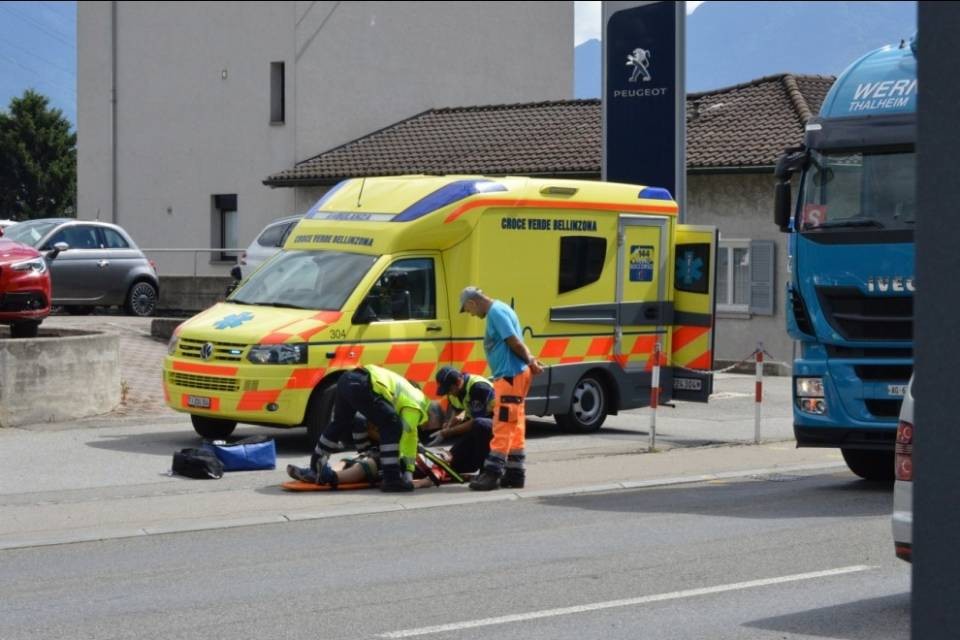 Bambino urtato da un'auto mentre attraversava la strada