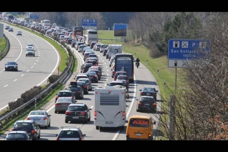 Code in diminuzione al Gottardo, traffico a Chiasso
