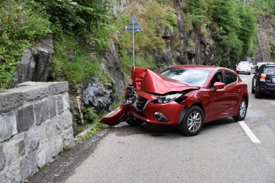 Auto contro un muretto a Ponte Brolla: ferito il conducente
