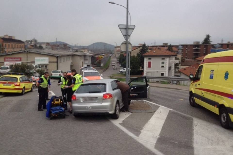 Auto contro un palo a Mendrisio
