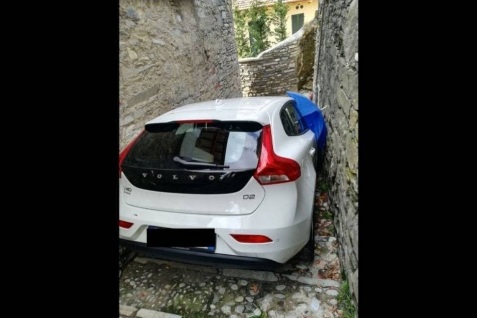 Si incastra nel vialetto, 5 ore per uscirne