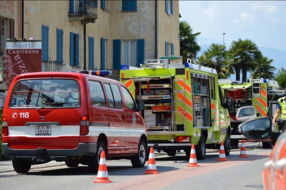 Fiamme in giardino, forse a causa del grill