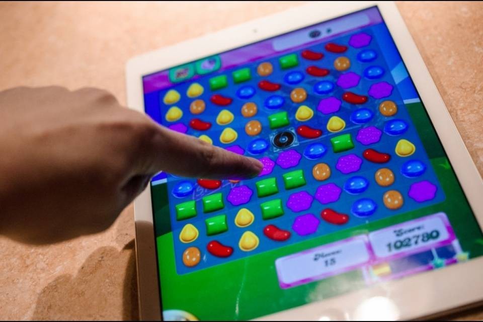 Zuckerberg dà un taglio a Candy Crush