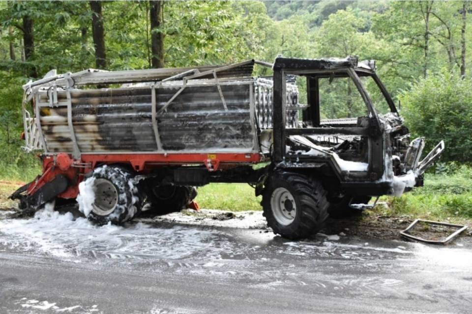 Mezzo agricolo prende fuoco a Capriasca