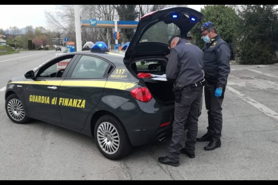 Non si ferma al posto di blocco, arrestato un latitante