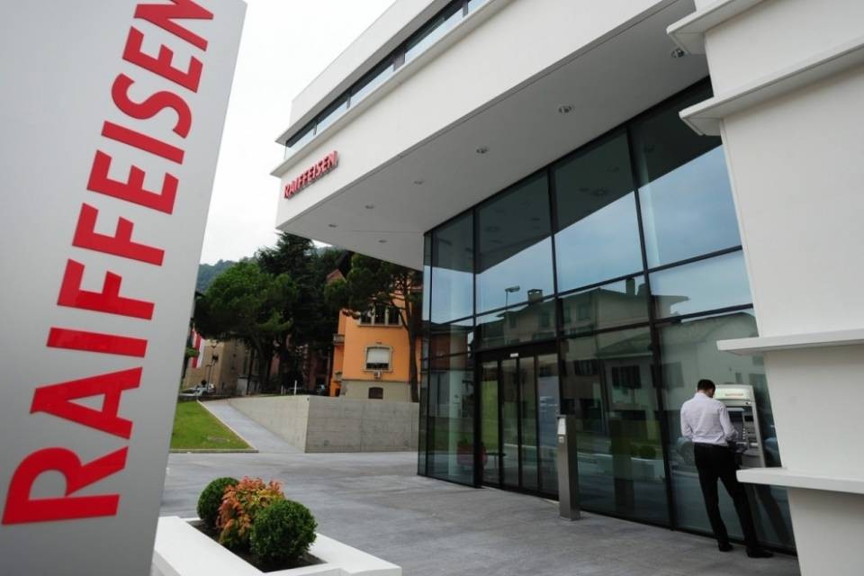 Finma apre inchiesta sull'ex CEO di Raiffeisen