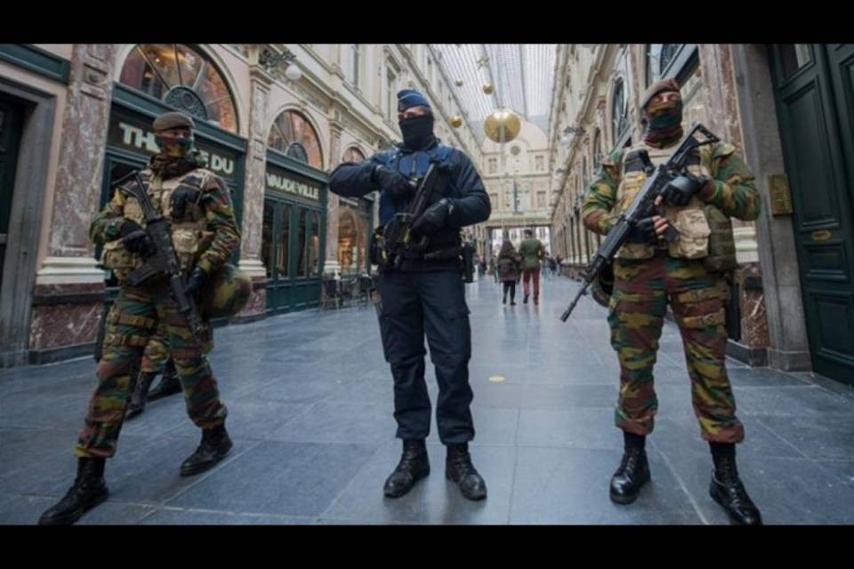 Quattro sospetti terroristi in manette a Parigi