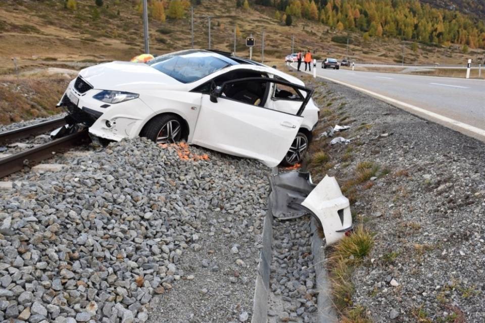 GR: Diavolezza, fuori strada ad una curva, due feriti