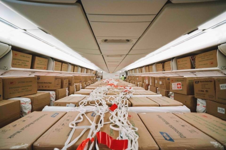 Milioni di mascherine stipate in un aereo passeggeri Swiss