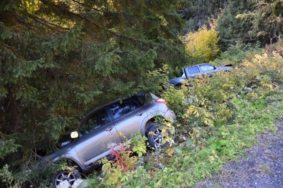 Due auto in una scarpata: grande spavento ma nessun ferito