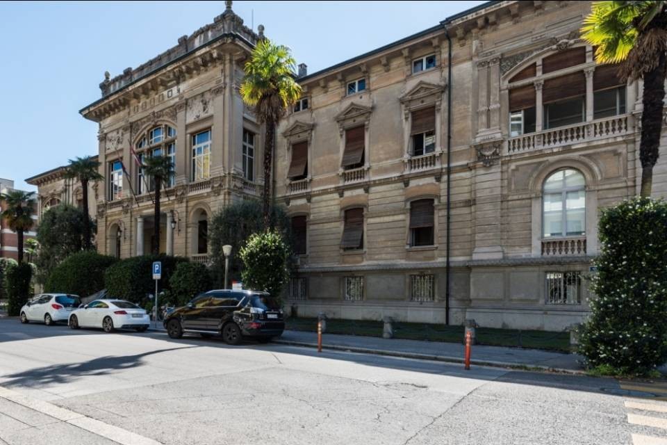 Cerca di distruggere il Pretorio: arrestato