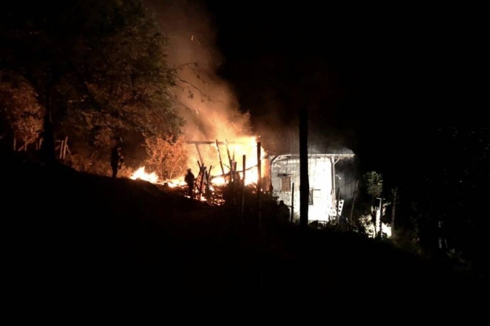 Violento incendio ad Arogno, ingenti i danni