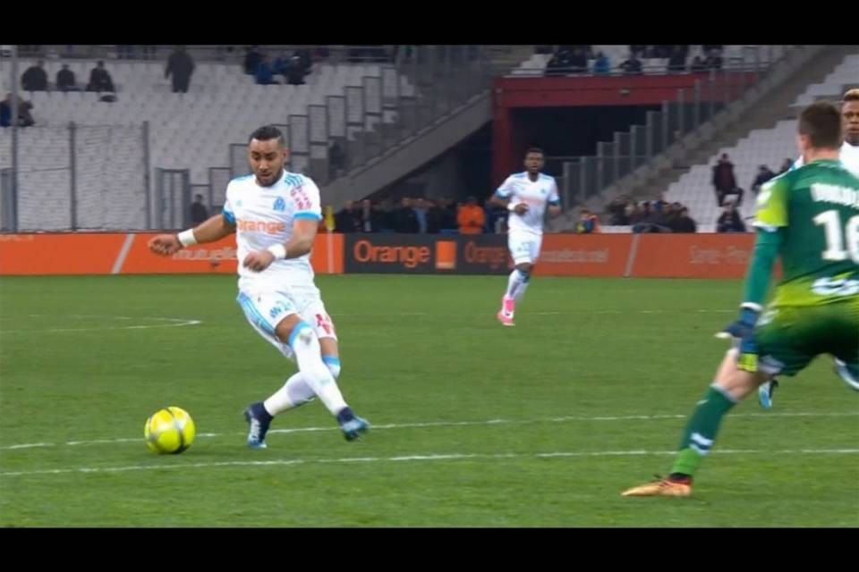 Finta spaziale di Payet, il portiere si rompe