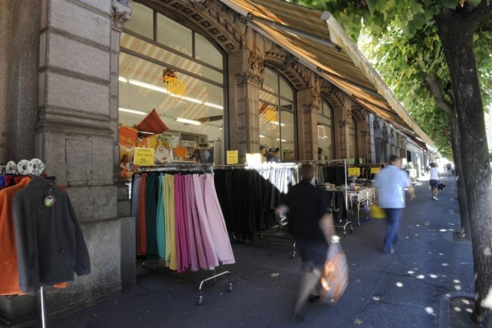Bellinzona: i negozi spengono le luci "per protesta"