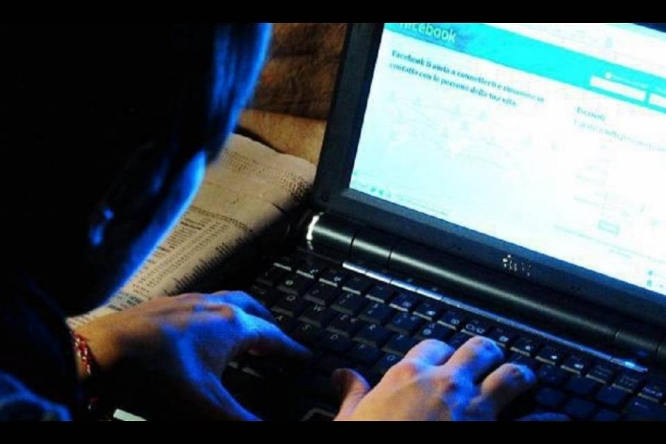 Choc a scuola: parte il video sbagliato e si scopre che il docente è un pedofilo