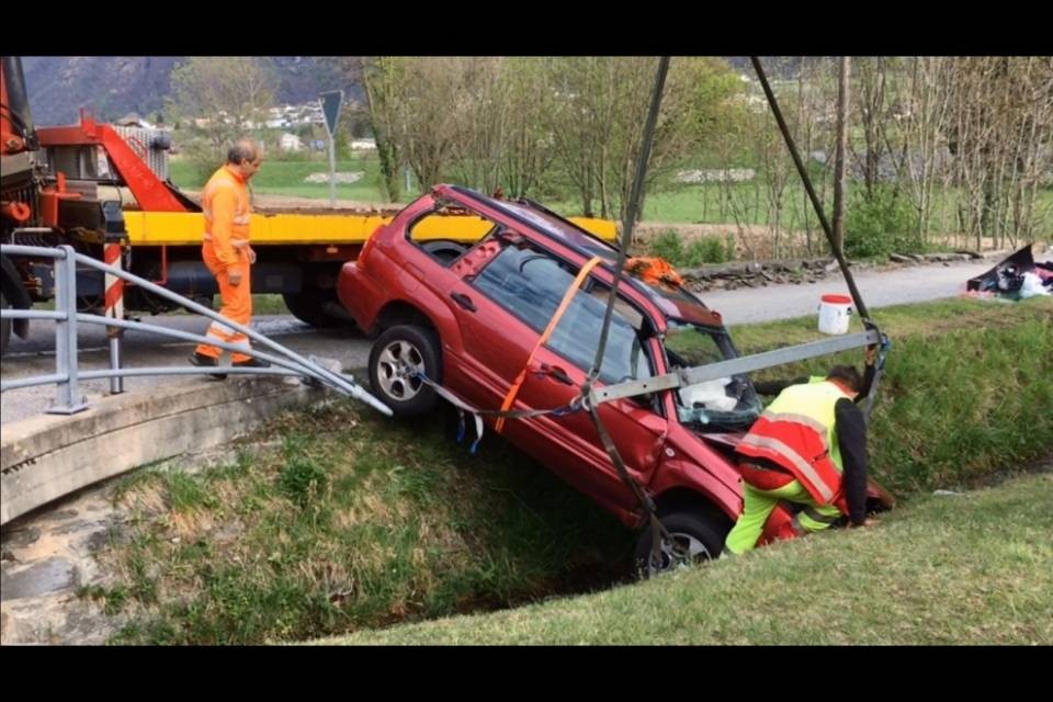 Esce di strada, abbatte una ringhiera e termina in un riale
