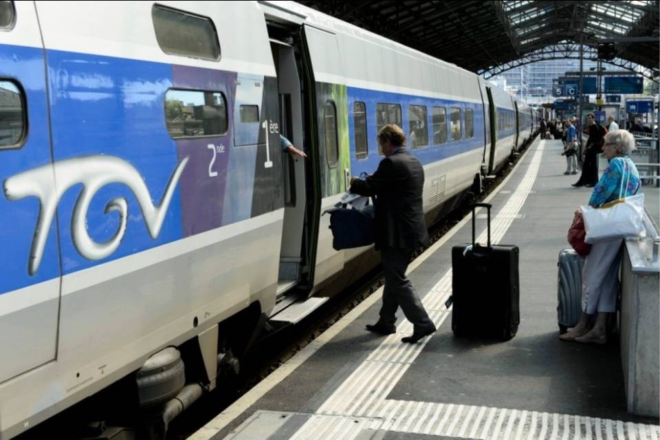 Gli svizzeri annullano i viaggi per Parigi