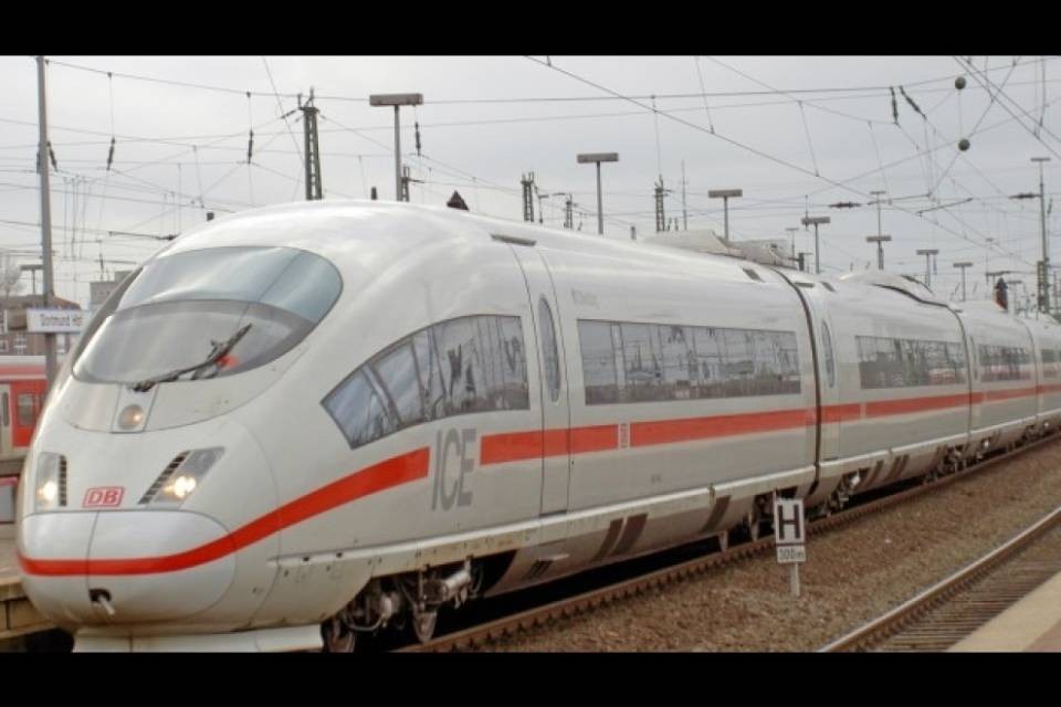 "L'Intercity ICE deragliò per un azionamento di uno scambio"