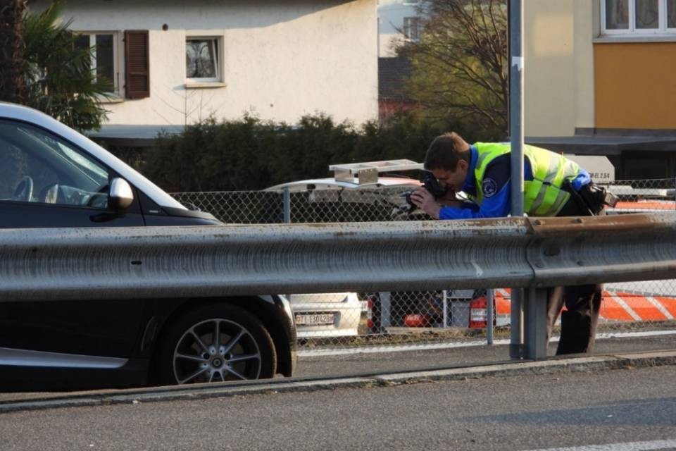 Ciclista si scontra con un'auto, la polizia cerca testimoni