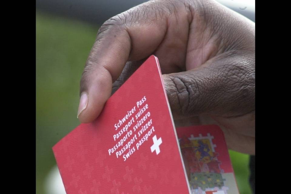Più difficile diventare svizzeri