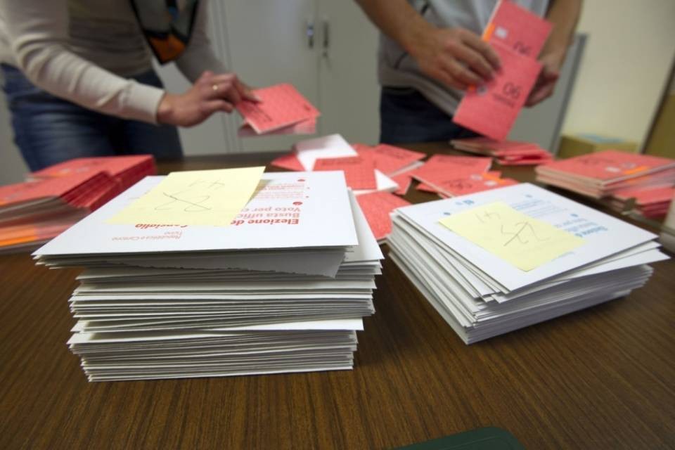 Distrugge o aggiunge schede di voto: frode elettorale a Ginevra