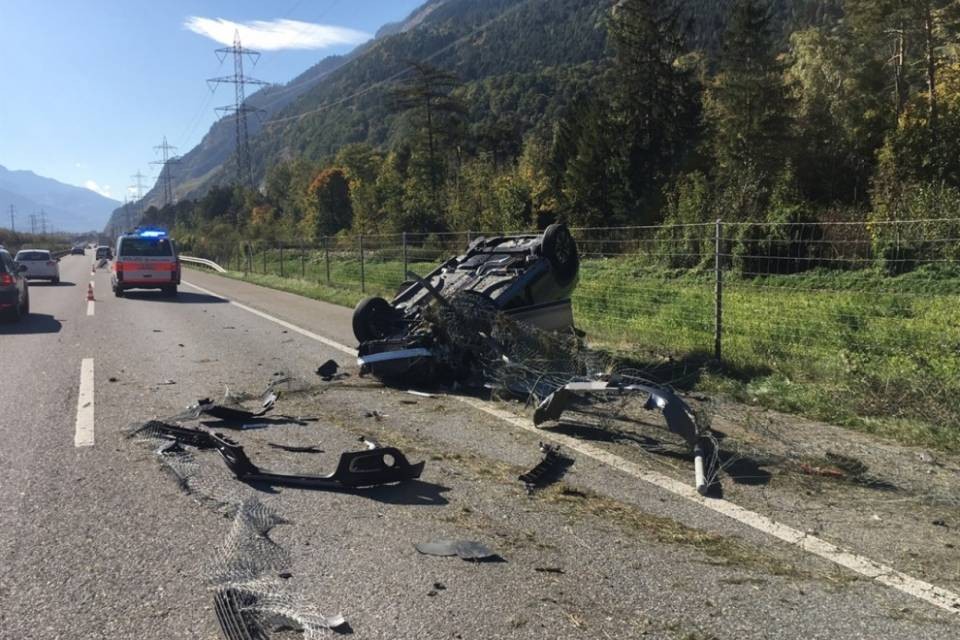 Auto si rovescia sulla A13