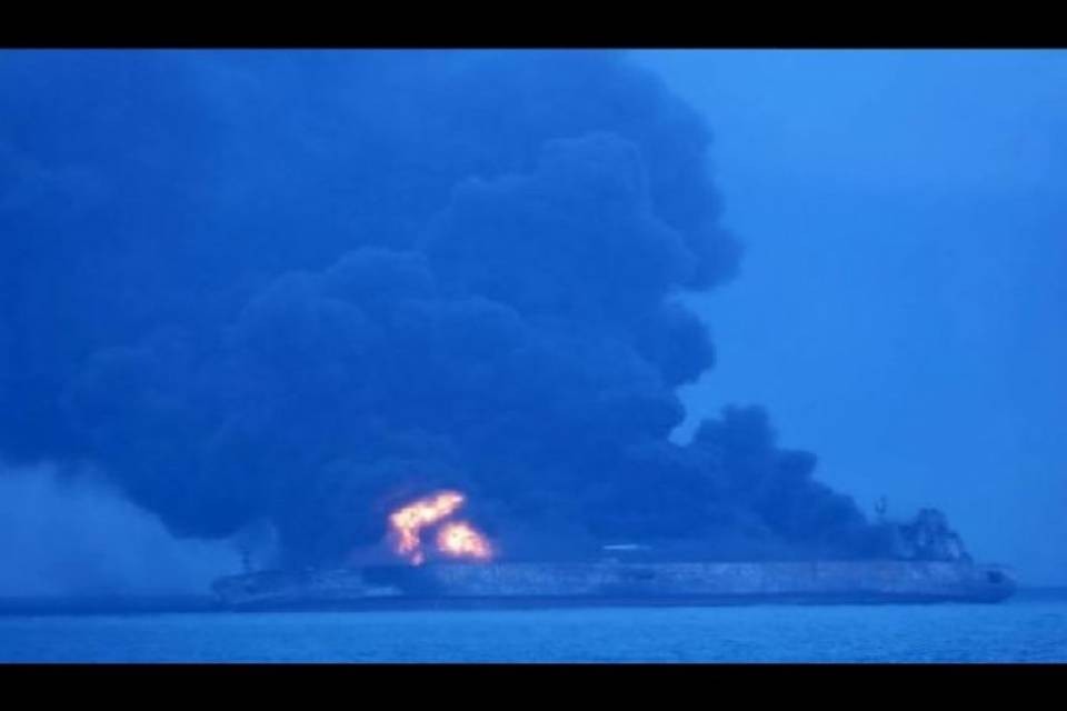 Petroliera iraniana a rischio esplosione
