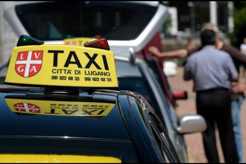 Picchiano e derubano un taxista, arrestati