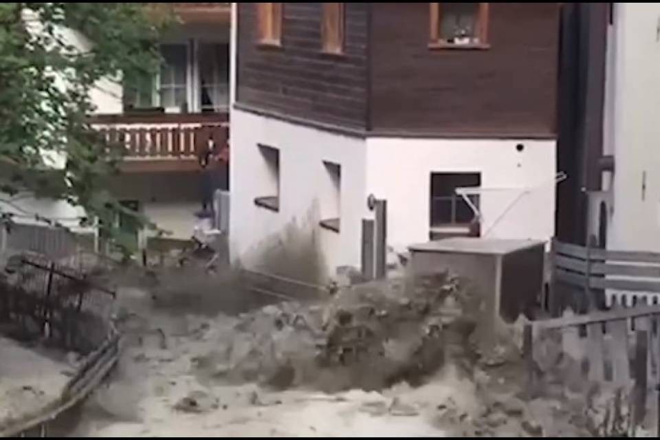 Torrente in piena invade Zermatt
