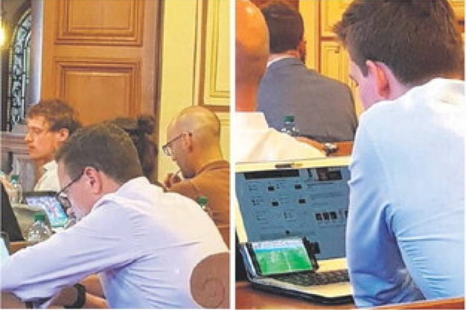 Politici beccati a guardare il Mondiale durante la seduta di Consiglio Comunale