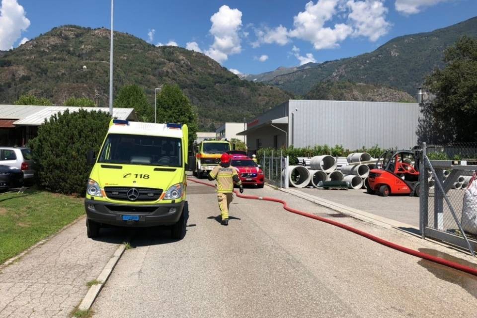 Capannone invaso dal fumo a Losone