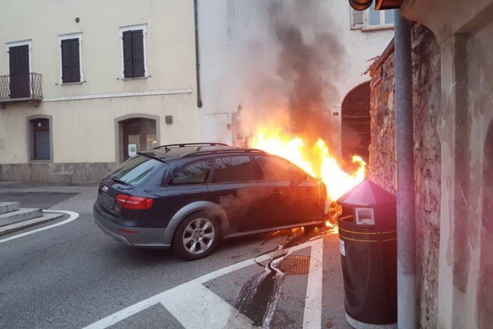 Auto prende improvvisamente fuoco a Rancate