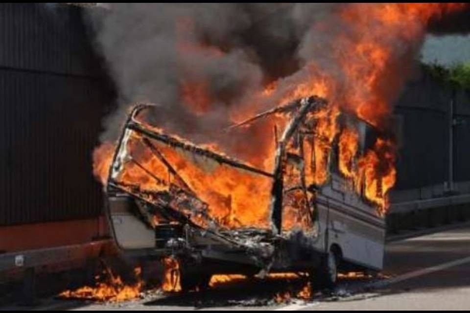 Roulotte distrutta dalle fiamme
