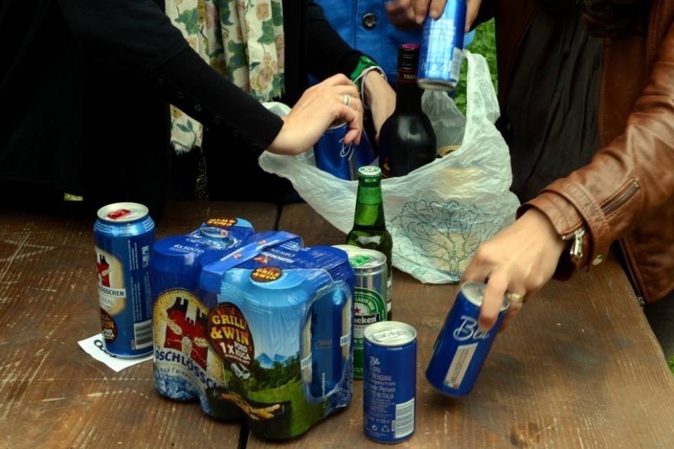 Alcol a minorenni, spesso 'colpa' di venditori sotto stress