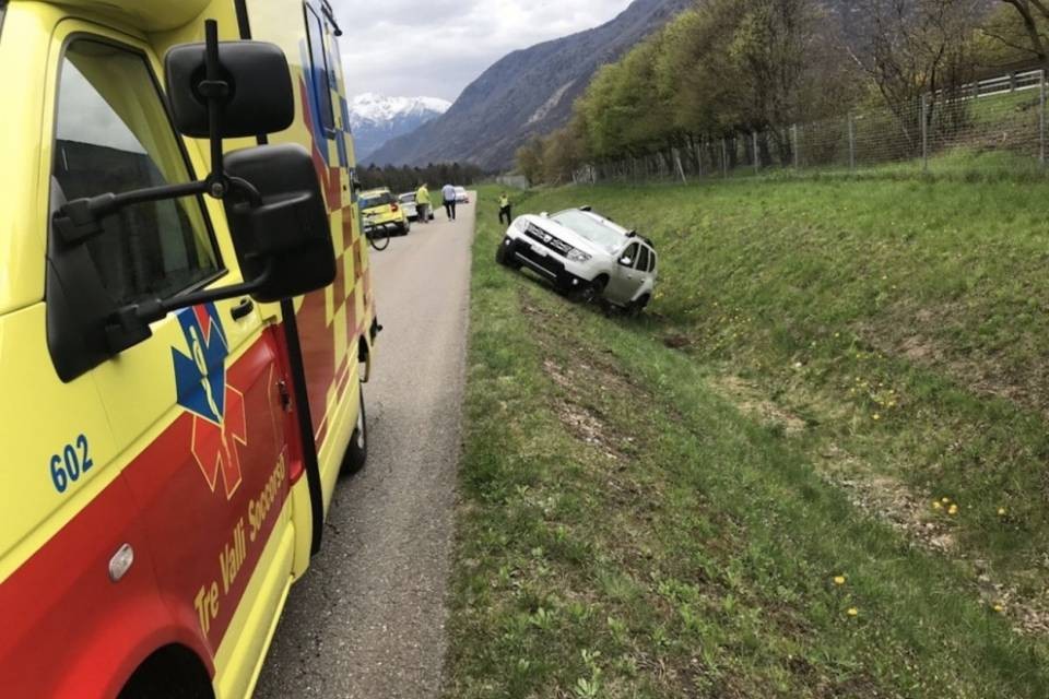 Lodrino: esce di strada e finisce in un riale